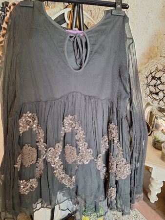 Seidenbluse mit Pailletenstickerei
