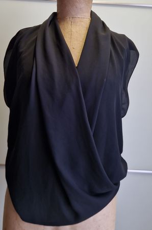 Elegante, schwarze Sommerbluse mit Wasserfallausschnitt, S