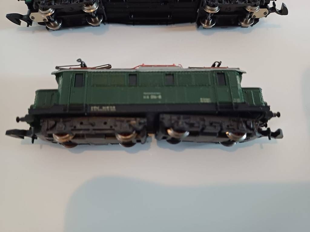 Modellini di ferrovie: Lock mit Wagen im Set Spur Z – Usato da Lützelflüh-Goldb venduto da Samoth71 1