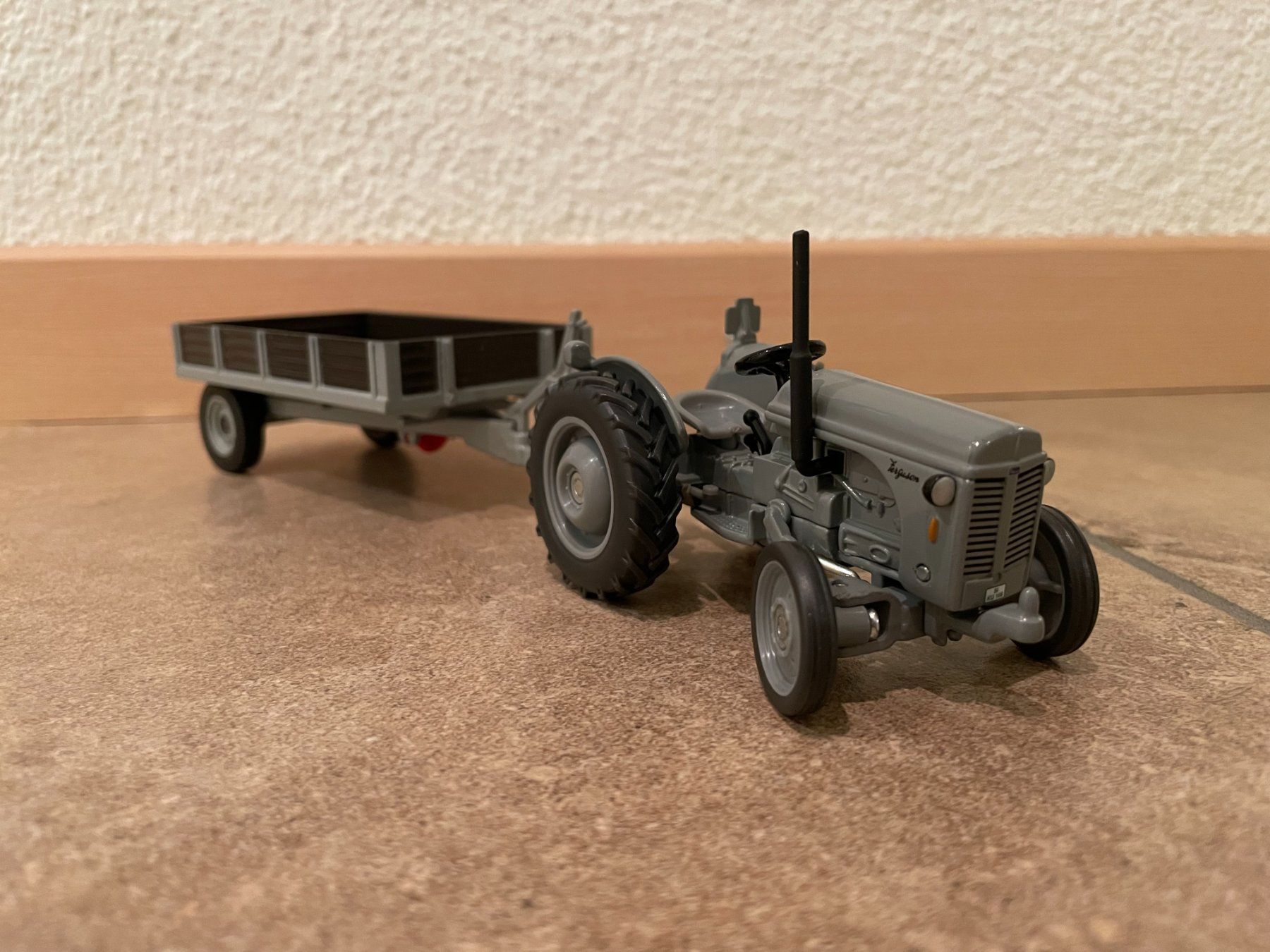 Massey Ferguson Trattori: SIKU Ferguson TE mit Ferguson Anhänger – Nuovo e nell'imballaggio originale da Kreuzlingen venduto da Stefan1150 1