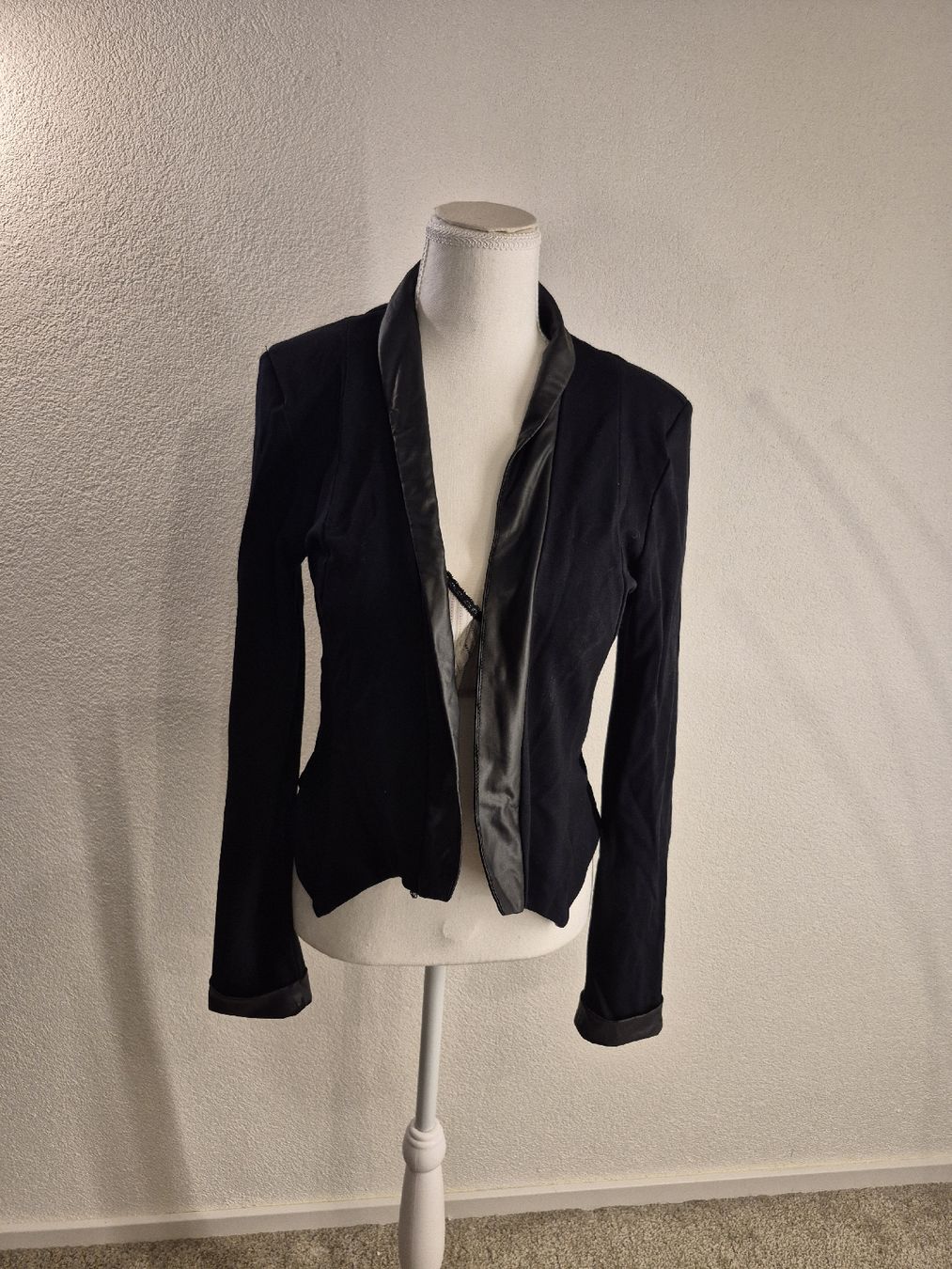 Jacken: Schicker Blazer, tailliert, Schwarz, Grösse 38 – Gebraucht aus La Neuveville von Vestiaire_2011