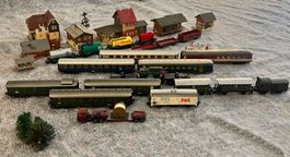 Märklin H0 Konvolut – Rollmaterial, Gebäude & Zubehör