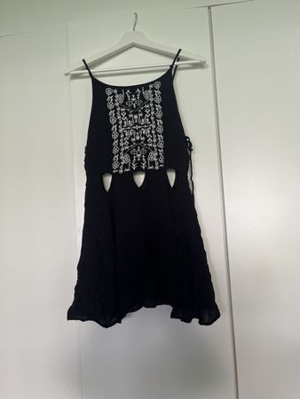 Schwarzes Sommerkleid von Mello Yello mit Stickerei, S