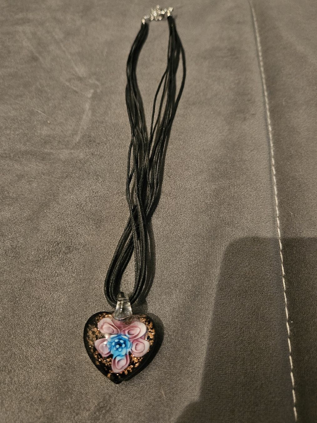 Catenine: Kette mit Blumenherzanhänger aus Glas – Usato da Näfels venduto da eic_2z5x