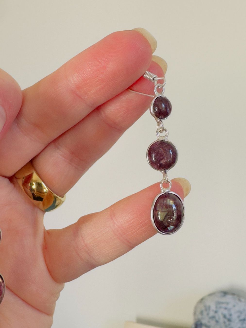 Orecchini pendenti & Orecchini a lobo: Color Enhanced Red Flash Labradorite earrings – Nuovo e nell'imballaggio originale da Genève venduto da AGBERG 6