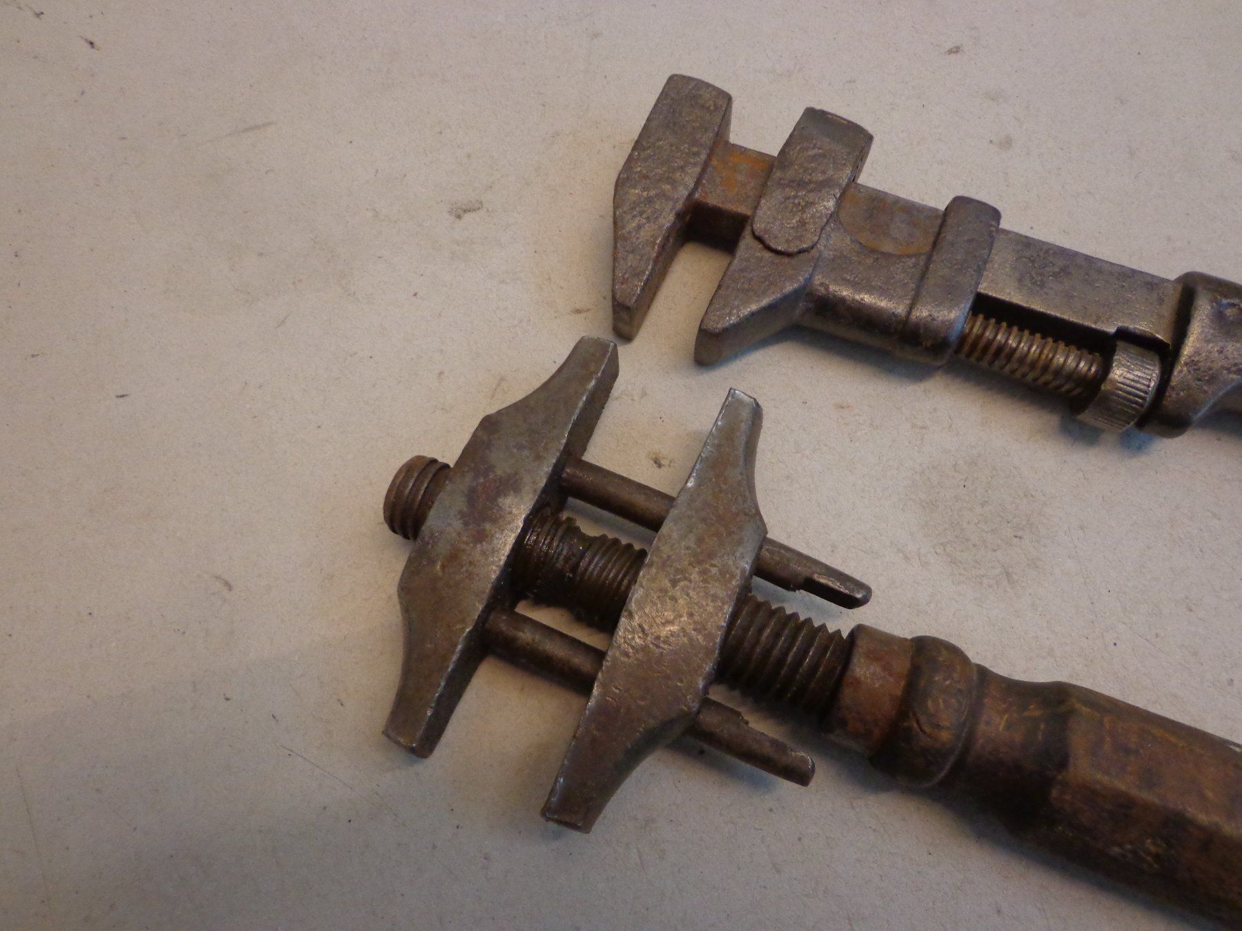 Alle Werkzeuge: 2 antike Rollgabelschlüssel Oldtimer Werkstatt – Gebraucht aus Zofingen von gruempuhaendler 1