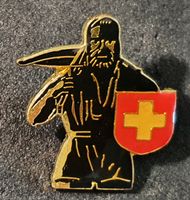 CC973 - Pin Wilhelm Tell mit Armbrust und Schweizer Wappen