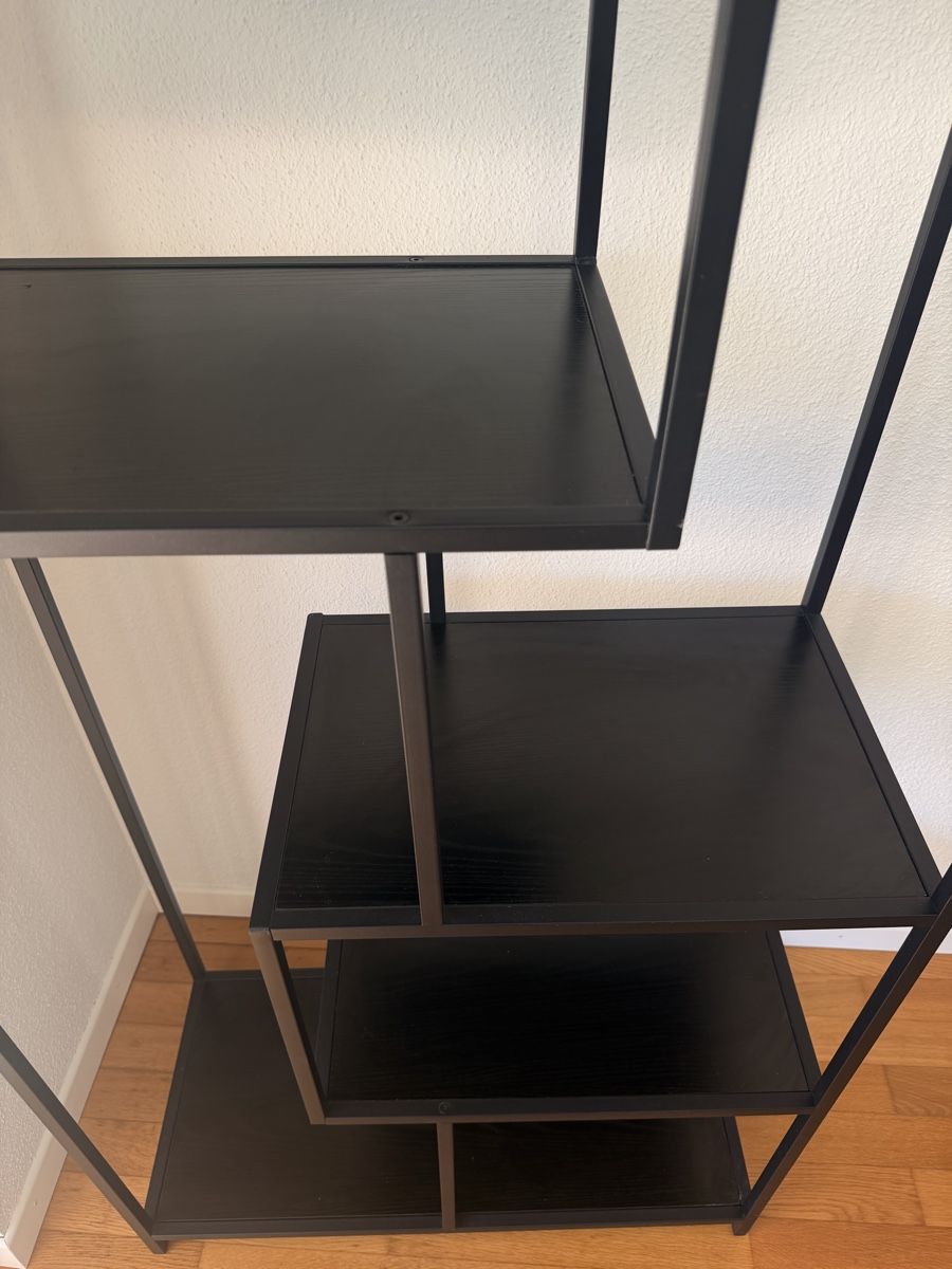 Scaffali: Schwarzes Metallregal mit asymmetrischen Fächern – Usato da Zell ZH venduto da uer_2wv9 1
