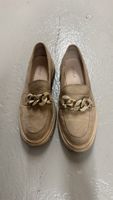 Loafer Catwalk beige mit Kettendetail getragener Zustand