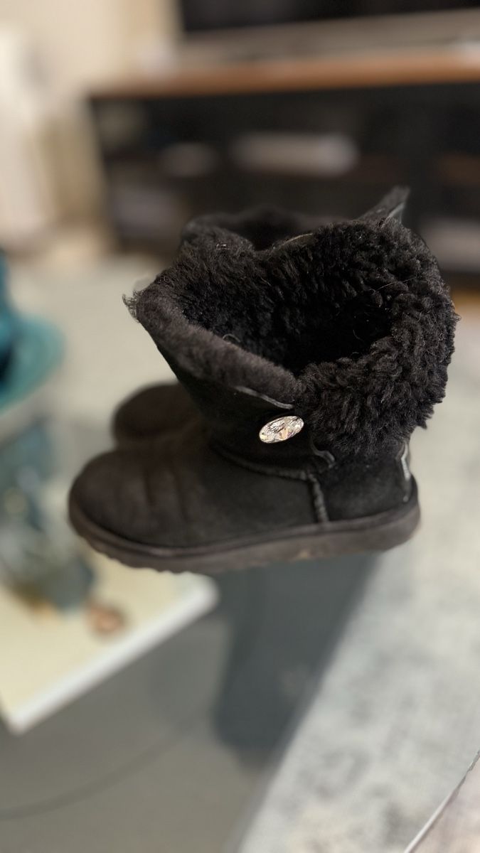 Ugg Chaussures femmes: UGG-Stiefel | mit Kristall-Knopf | Größe 36 – D'occasion à Kilchberg ZH par nad_6dwp 2
