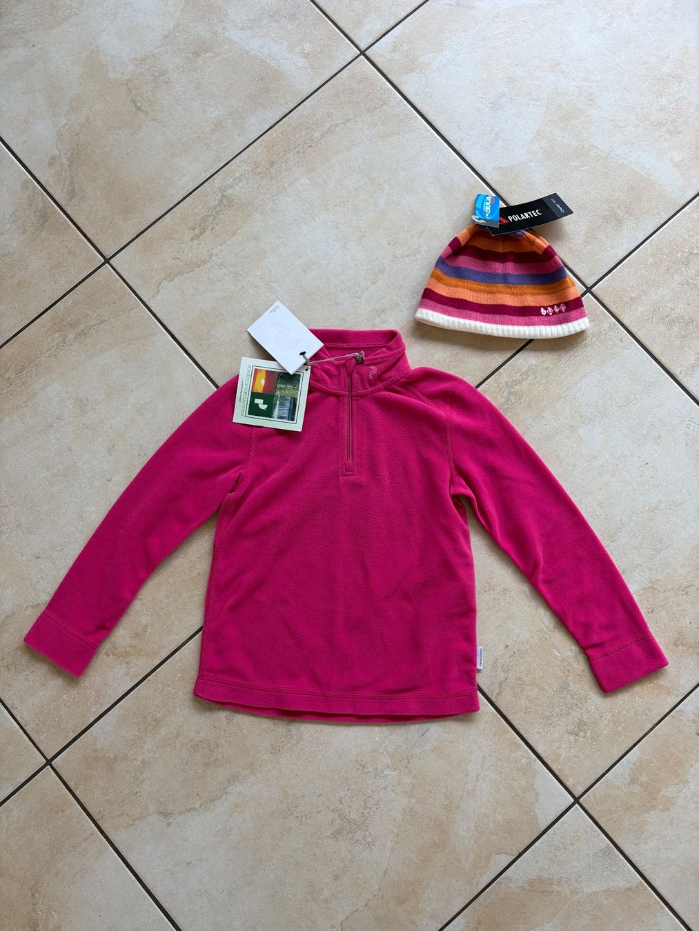 Peak Performance Pulls et sweat-shirts: Peak Performance Mädchen Fleecepullover 120cm und Kappe NEU – D'occasion à Brüttisellen par Fabiii.st
