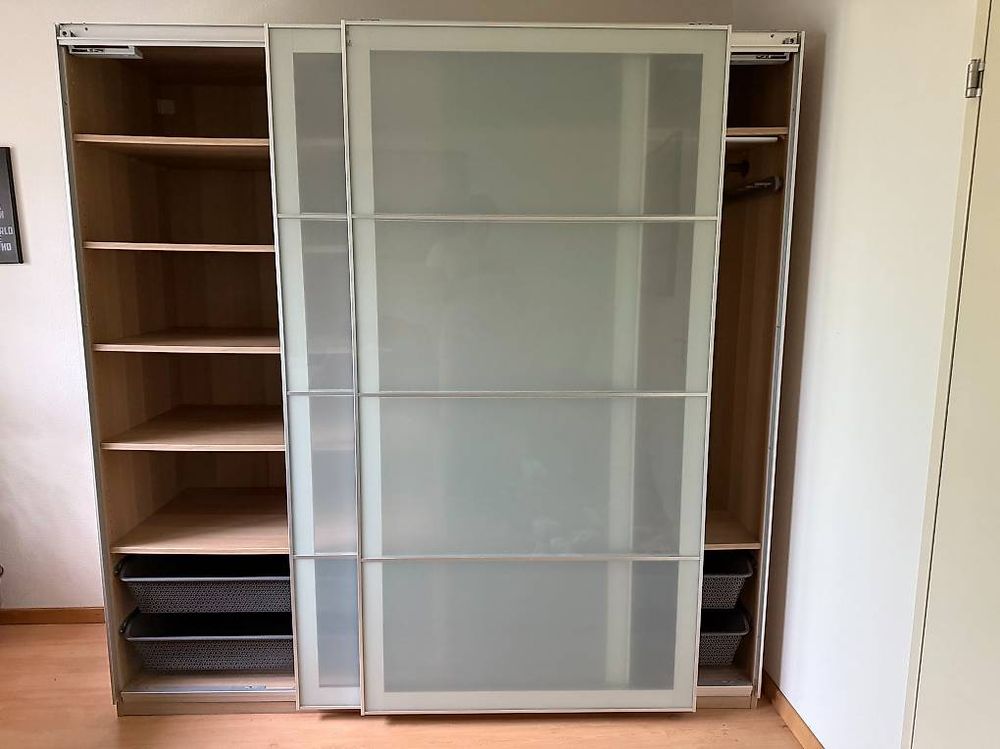 GRATIS Kleiderschrank mit Schiebetüren zu verschenken (Gebraucht) in Baar für CHF 1 – nur Abholung auf Ricardo kaufen