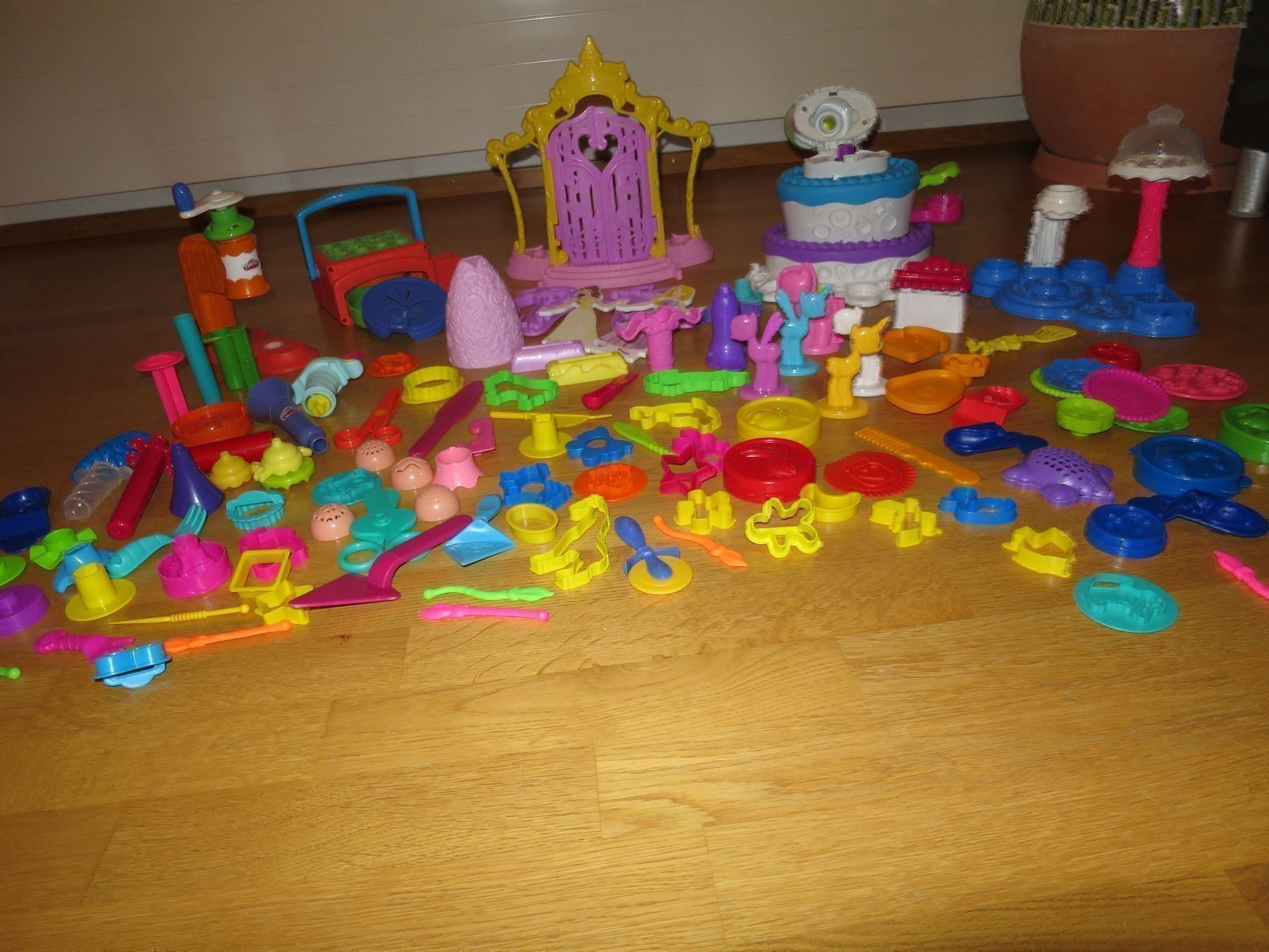 Play-Doh Spielzeuge: Playdoh – Gebraucht aus Riehen von 2243 8