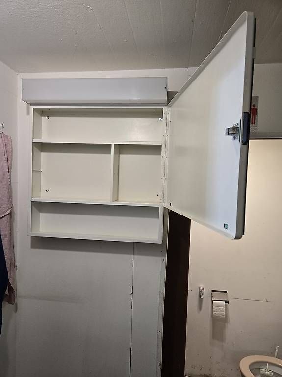 Armadietti a specchio: Badezimmer Spiegelschrank – Usato da Schwyz venduto da inf_hjl7 3