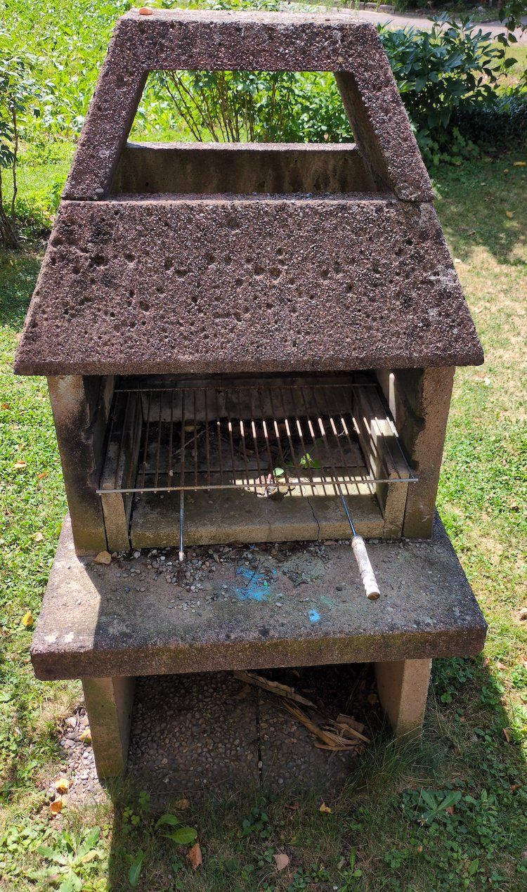Grills: Steingrill – Gebraucht aus Embrach von Vza