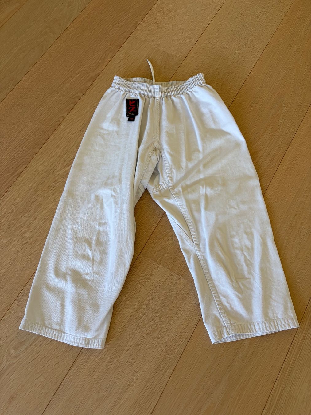 Kimonos: Hiku Kihon Karate-GI - Kinder Gr. 130 – Gebraucht aus Zürich von Tardus 1