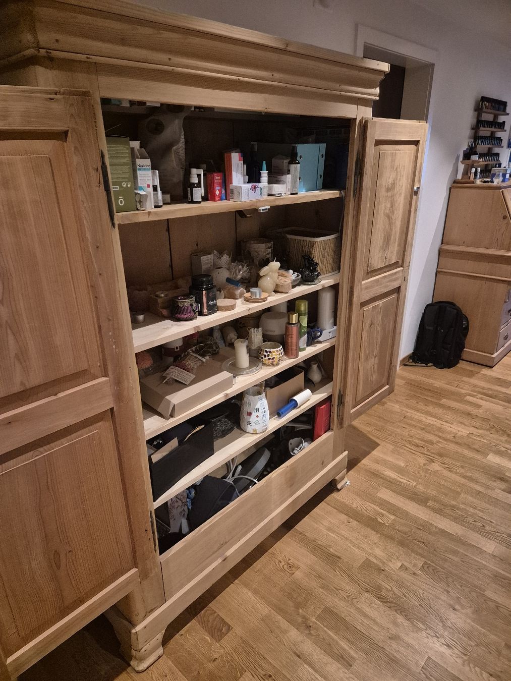 Armadi: Alter Schrank massiv – Usato da Oberägeri venduto da Kenwood4 4