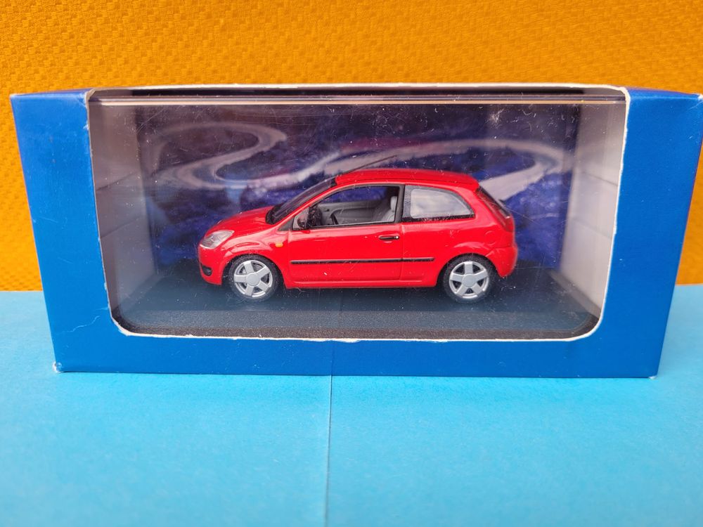 Ford Fiesta Modellauto, Rot, 3-Türer, Baujahr 2002 – Minichamps 1:43, Metall/Kunststoff
