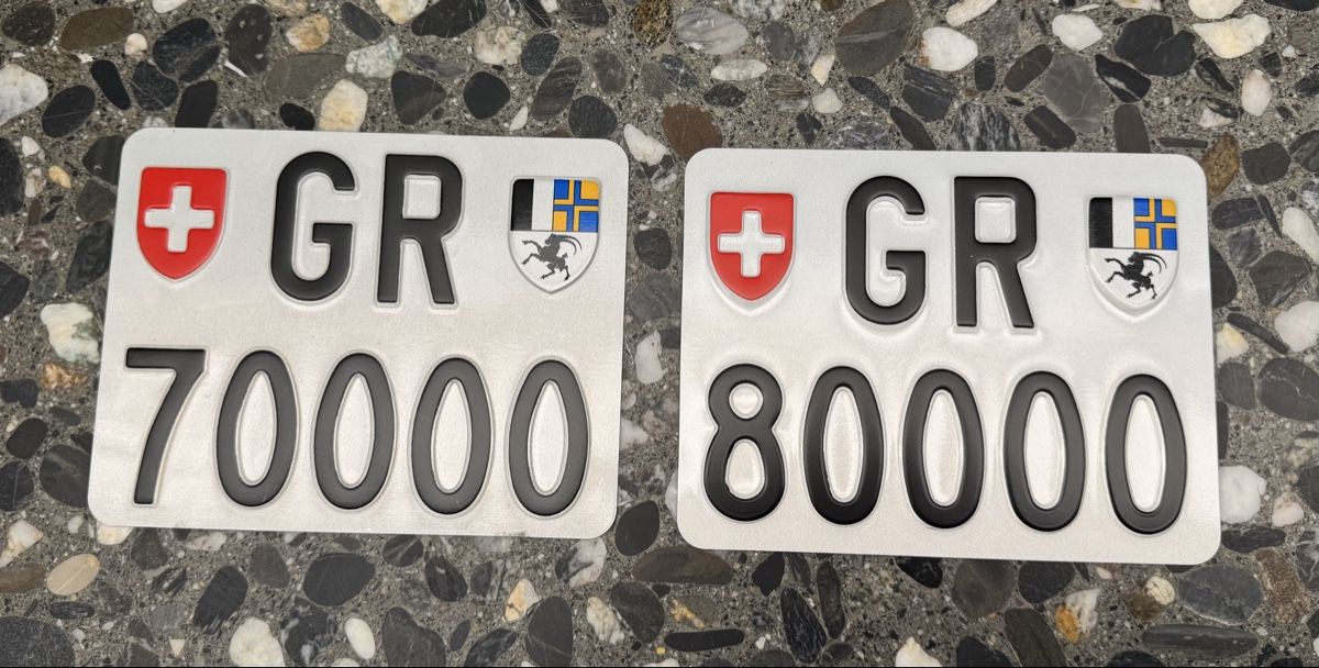 Insegne: Beide zusammen 2 schöne GR Töffnummern – Nuovo e nell'imballaggio originale da Chur venduto da ___GR___