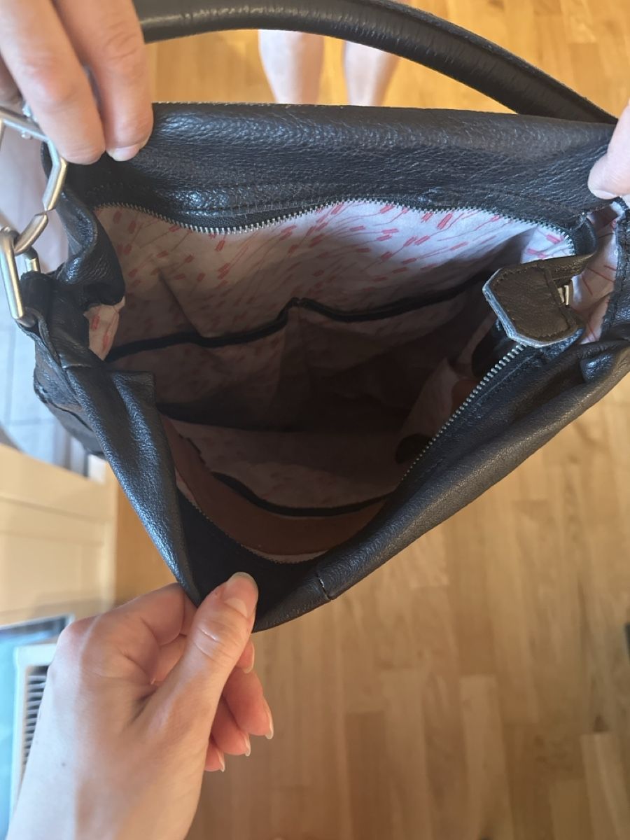 Liebeskind Borse da donna: Schwarze Ledertasche mit Reissverschlüssen, Gebraucht – Usato da Baar venduto da Piigii 1