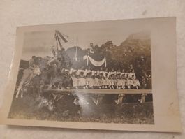 Alte Ansichtskarte Trachtenfest mit Kuh schwarzweiss