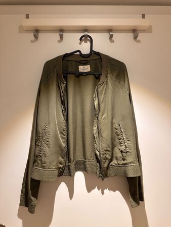 Olivgrüne Bomberjacke