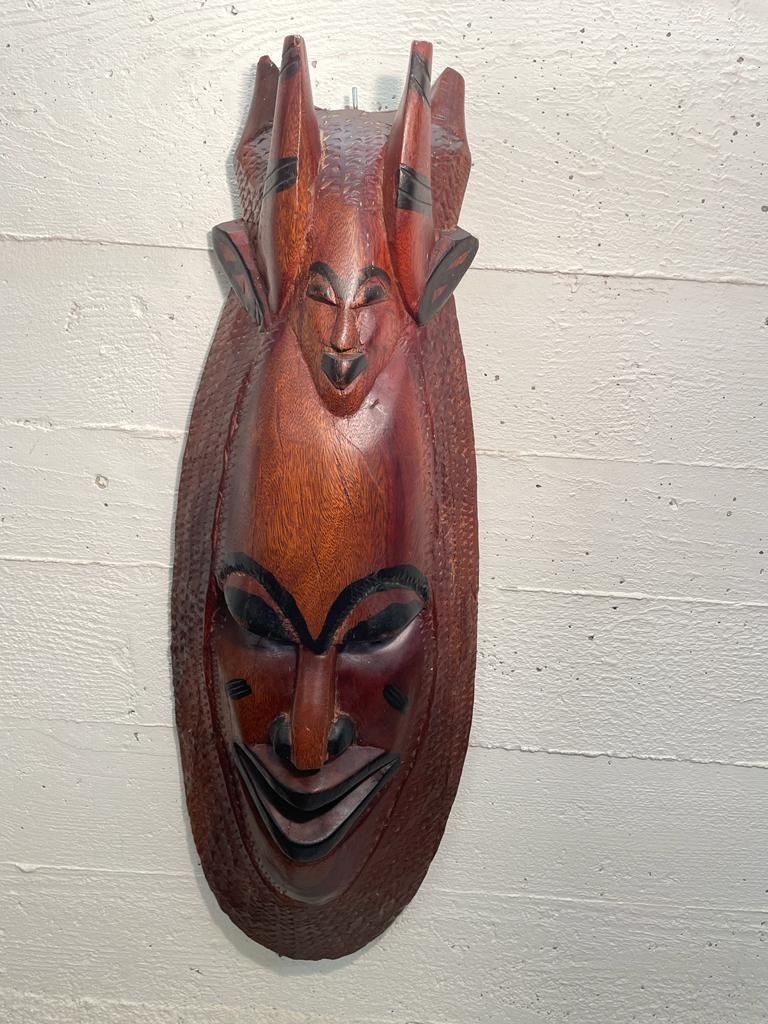 Internationale Kunst: Geschnitzte afrikanische Holzmaske – Gebraucht aus Schwerzenbach von Tamama 1