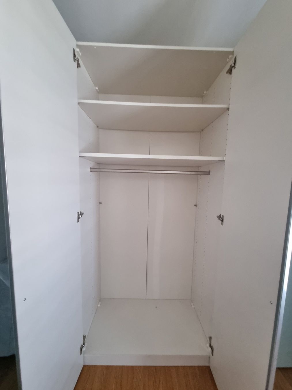 Schränke: Kleiderschrank – Gebraucht aus Bäch von Zerouno 1