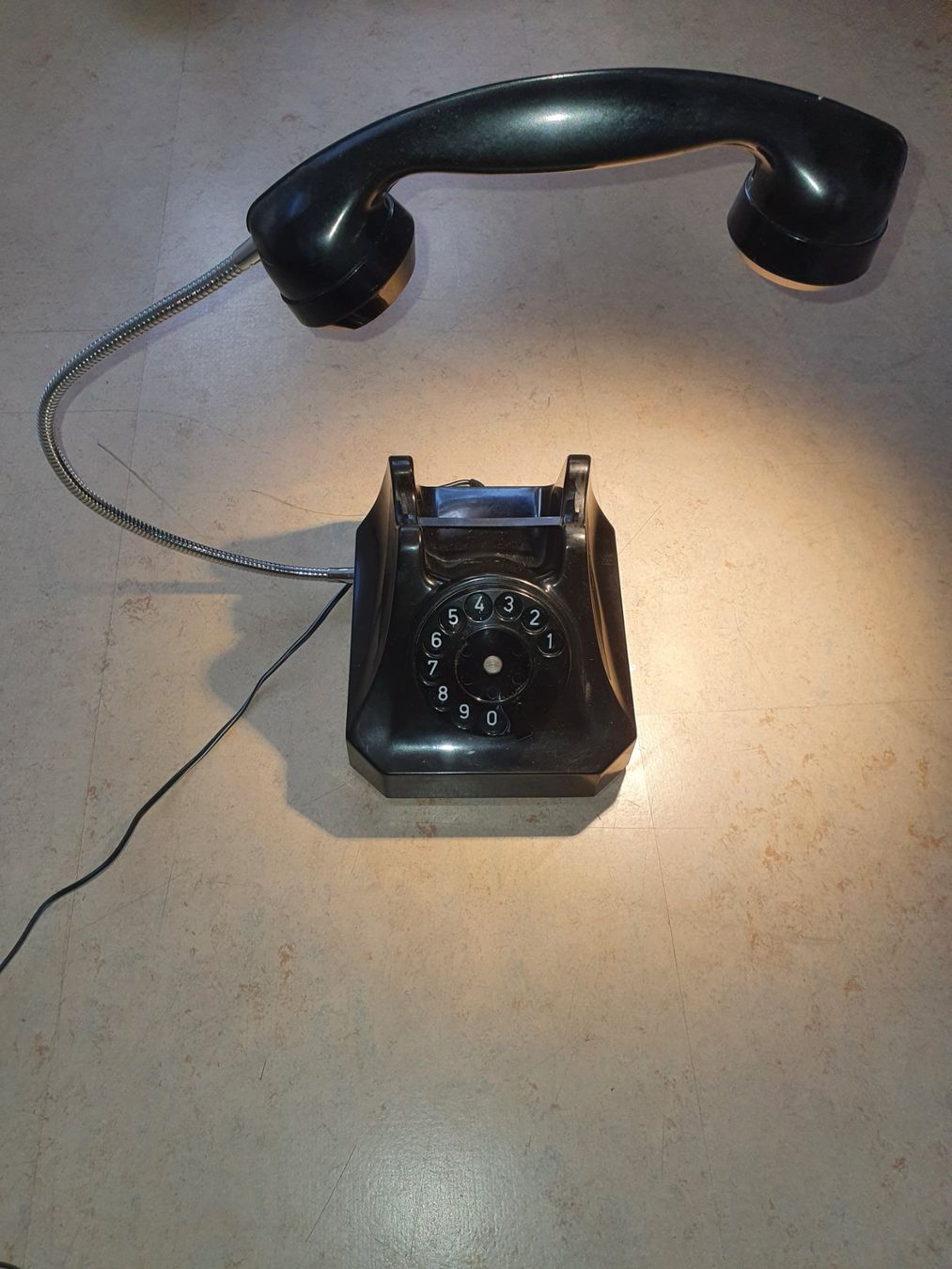 Lampade: Upcycling Telefonlampe – Usato da Bönigen venduto da CarveArt