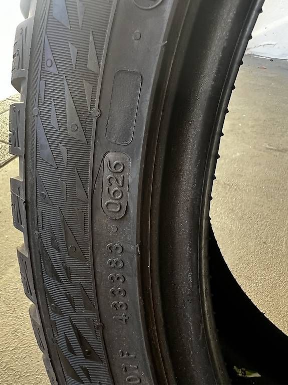 Pneumatici & Ruote complete: 235/45 R20 Winterreifen – Usato da Sursee venduto da gas_8n5t 3