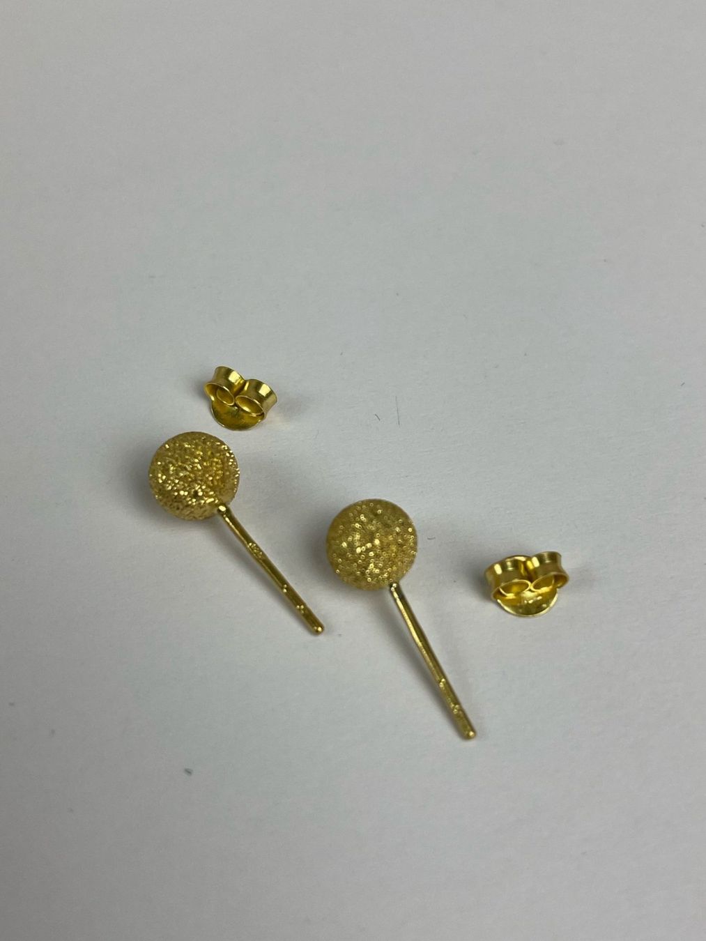 Orecchini pendenti & Orecchini a lobo: Ohrstecker Kugel, 6mm Glitzerkugel, Gold – Nuovo e nell'imballaggio originale da Wängi venduto da LiqKojote
