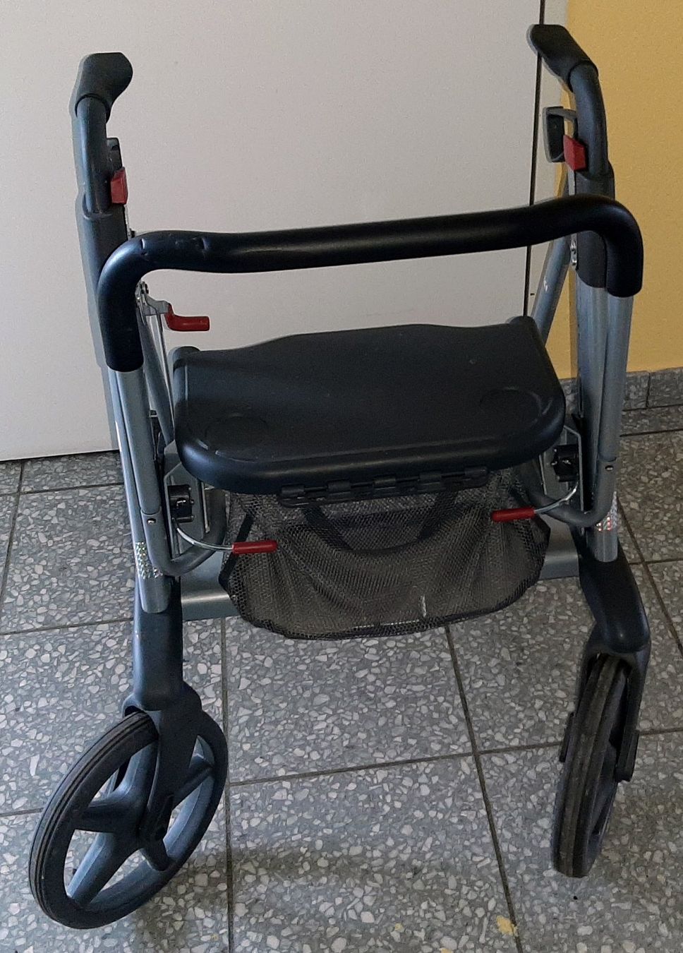 Ausili per la deambulazione: Rollator Active Walker Acces mit Sitzhöhenverstellung – Usato da Zürich venduto da Zurich 3