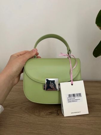Vendo piccola borsetta in similpelle liscia nel color verde