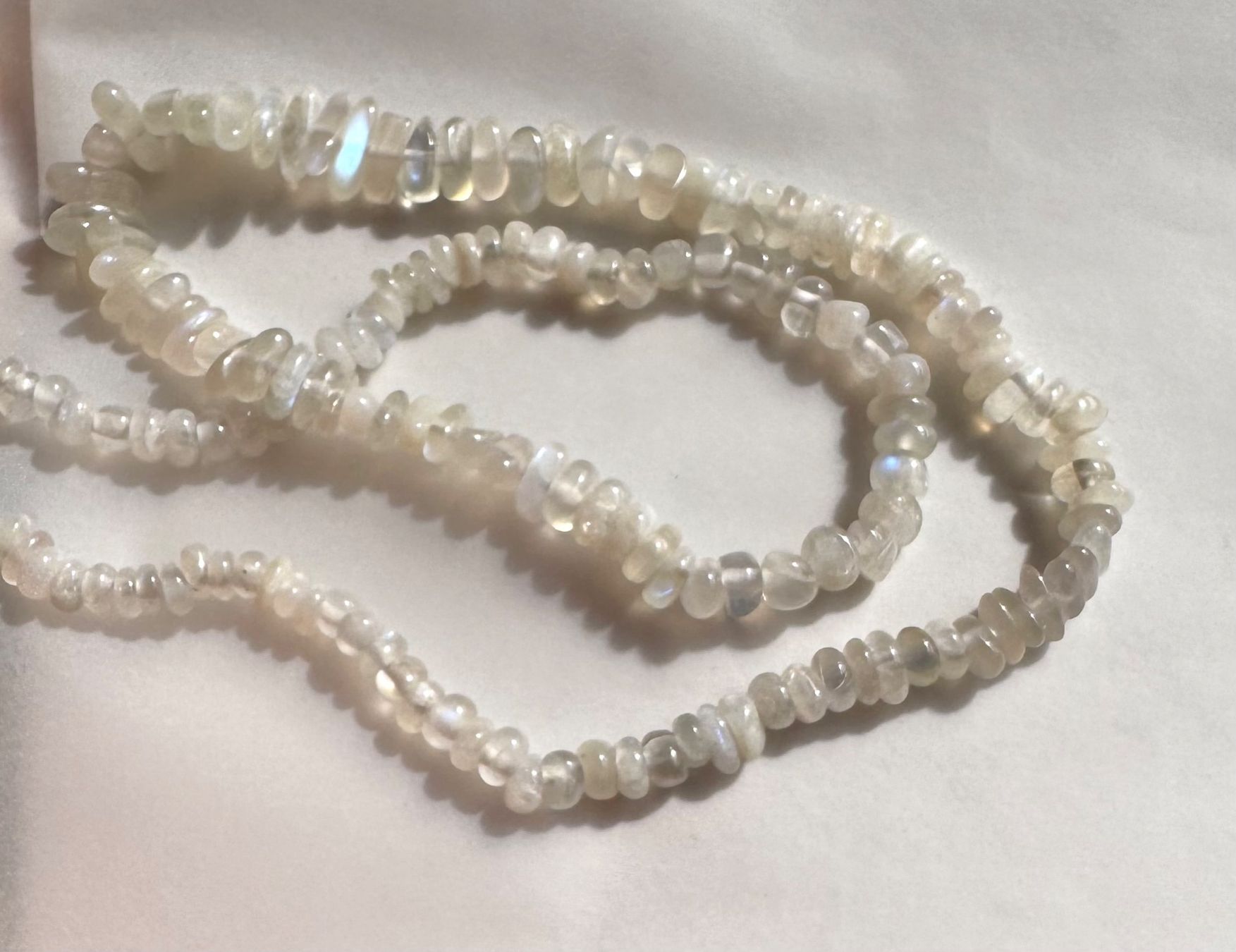 Catenine: exclusiver Mondstein wunderschön,   Strang       mit "Feuer" – Nuovo e nell'imballaggio originale da Leuggern venduto da gemshow
