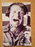Robin Williams, Original Autogramm auf Foto in s/w