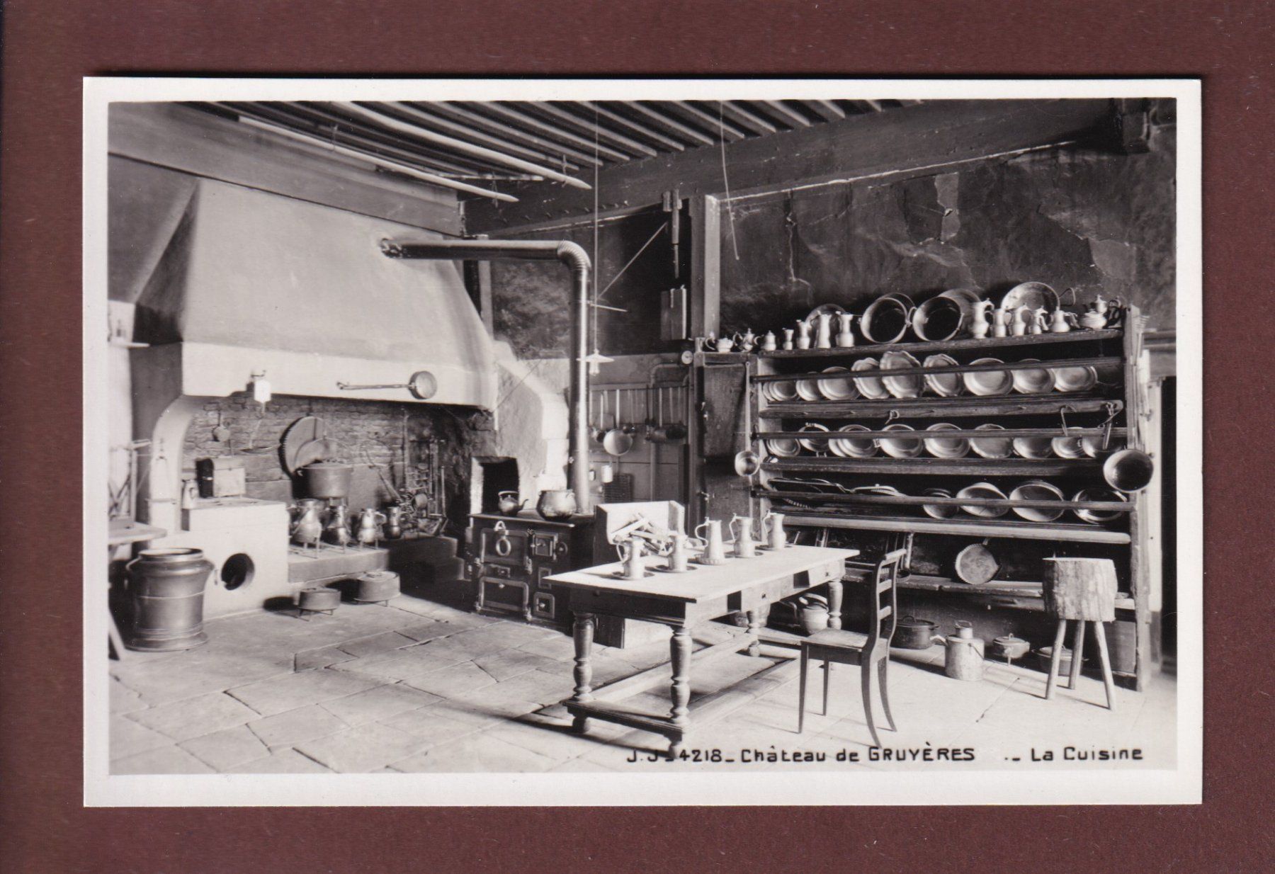Cartoline postali: Château de GRUYERES - Cuisine – Usato da Pully venduto da nicecards
