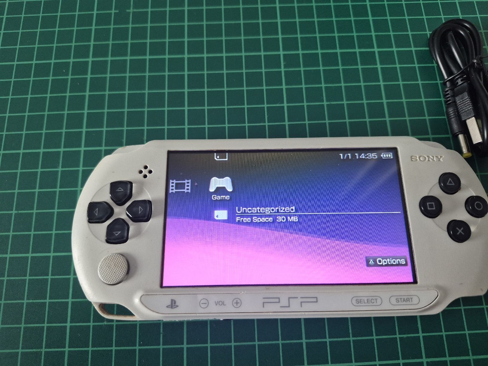 Sony Konsolen: Sony PSP Street Console White with Memory card & Cable – Gebraucht aus Meyrin von Retro-GZ 1
