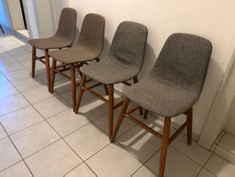 4 hochwertige Esszimmerstühle mit Holzgestell