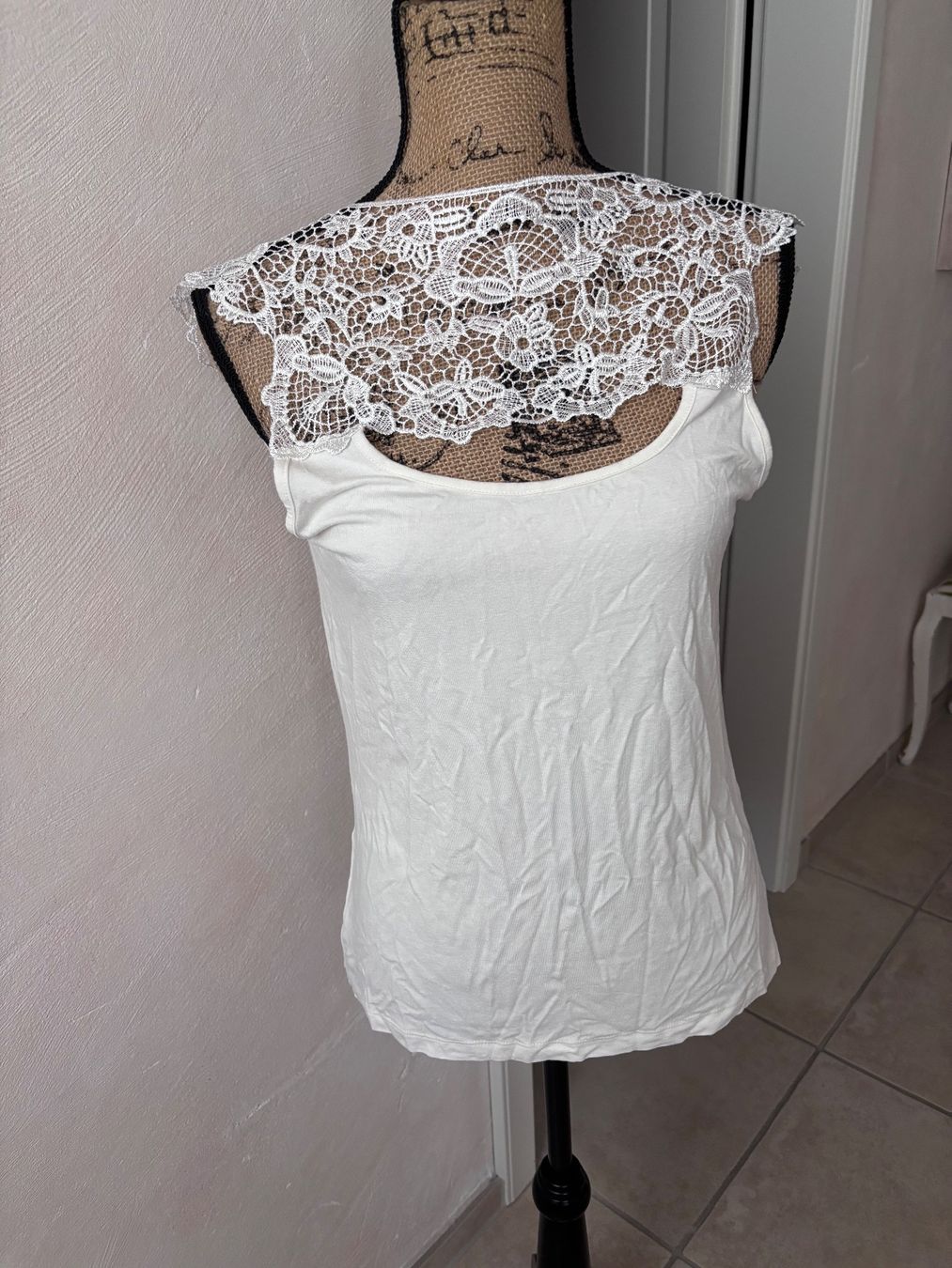T-Shirts: Spitzen Shirt offwhite one Size – Gebraucht aus Balsthal von Uroby