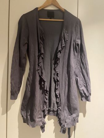 Strickjacke für den Herbst m(it Rüschen und Gürtel, bindbar)