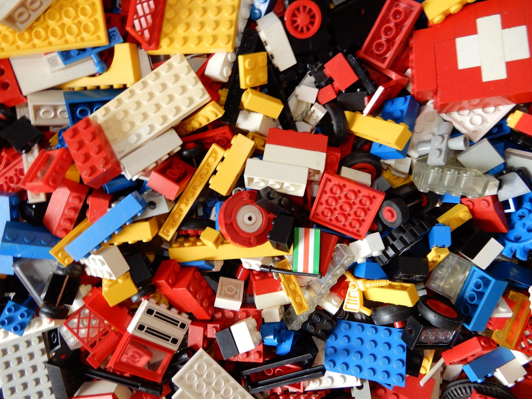 Lego Kit di costruzioni: 4 KILO LEGO Classic und diverse, Räder, Technic,Platten .... – Usato da Senèdes venduto da tintinette43 9