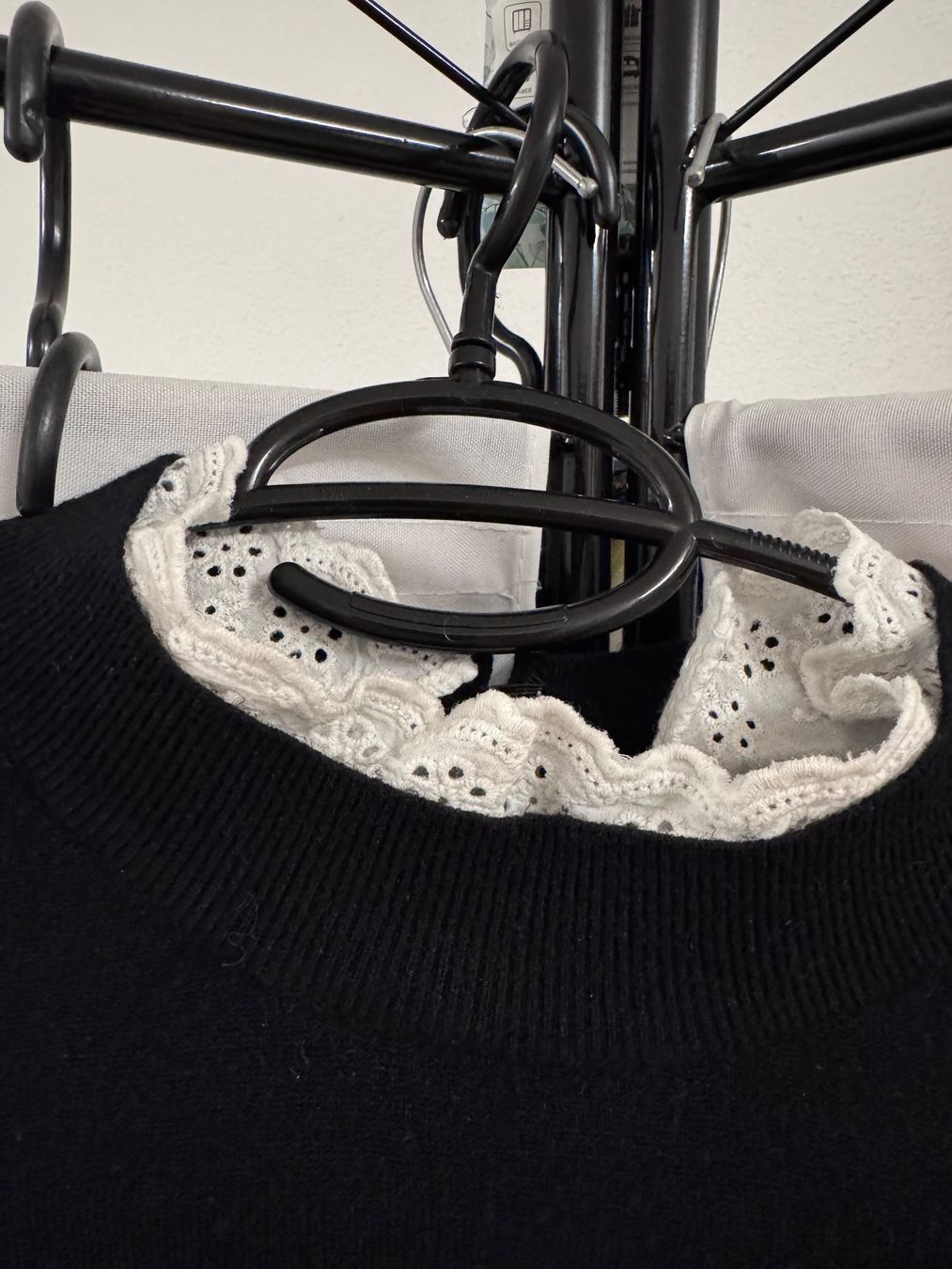 Pulls & Sweat-shirts: Schwarzer Pullover mit Spitze, La petite Etoile M – D'occasion à Eichberg par OanaB 1