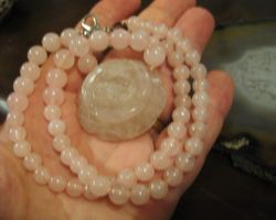 SCHÖNE KETTE/ANHÄNGER ROSENQUARZ, 47 cm. + 8 cm.VERL.KETTE.