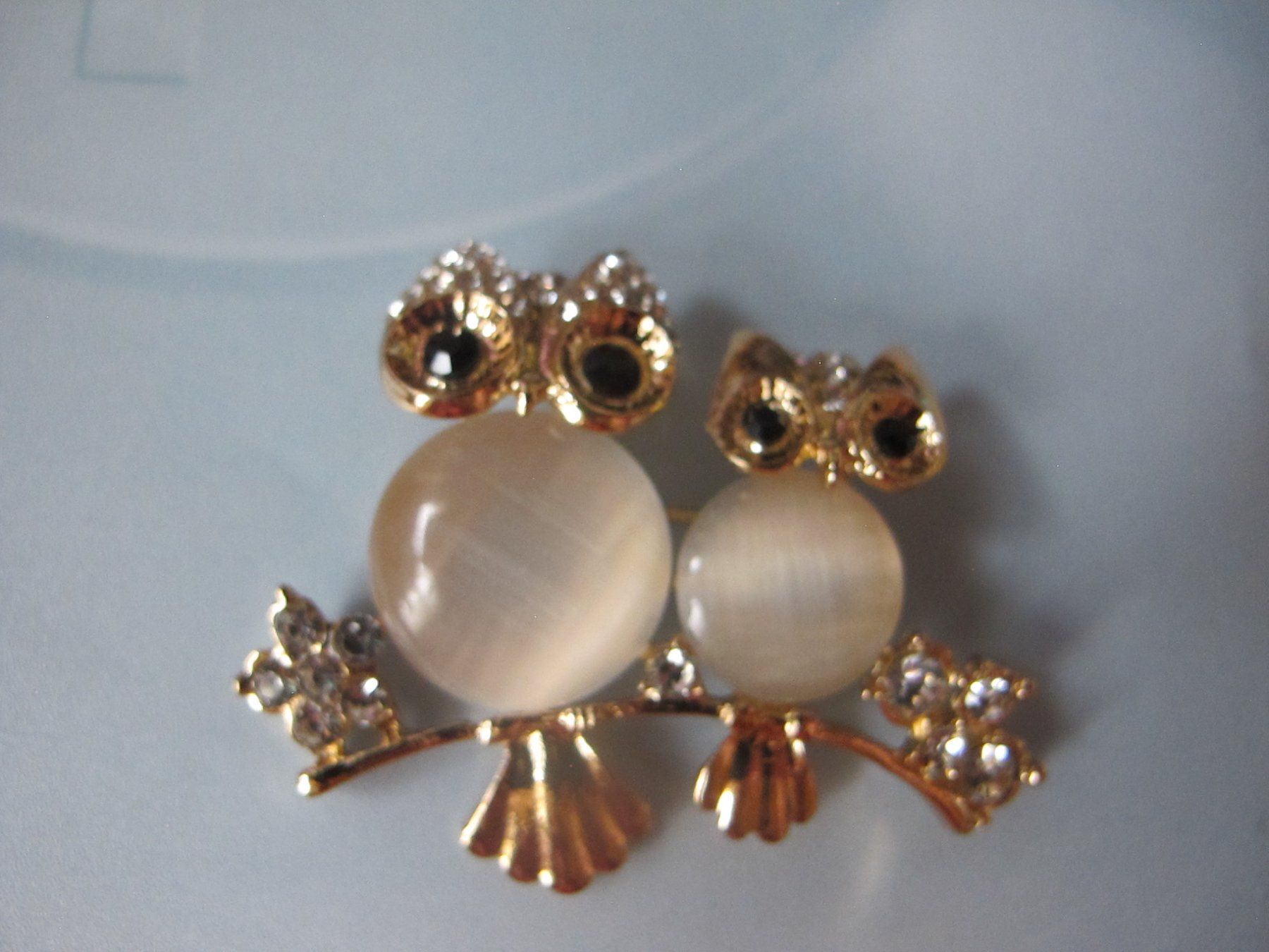 Broches & Aiguilles: Niedliche  Eulen Brosche mit Strass-Steinen – Neuf (Voir description) à Löhningen par Chimae67 1