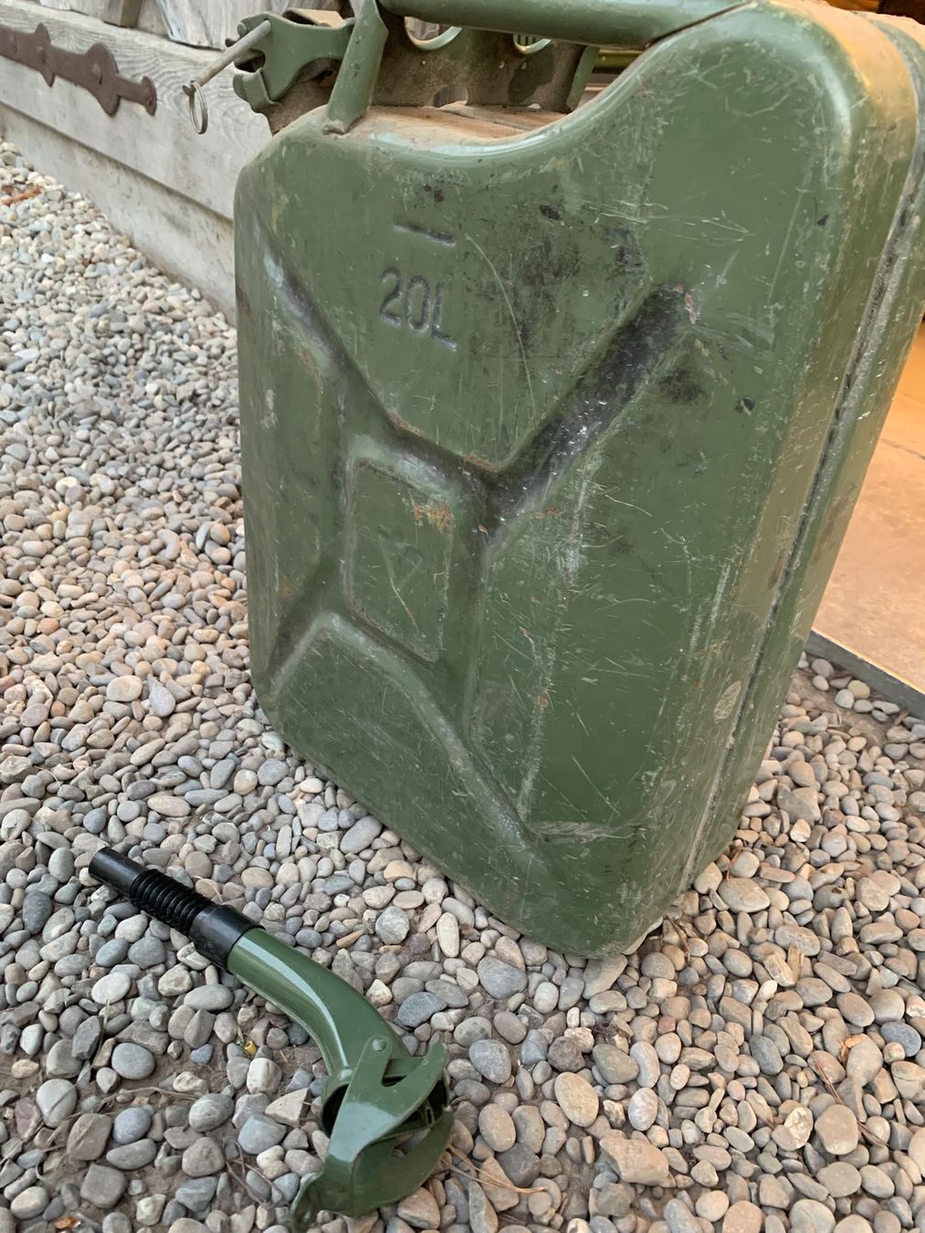 Taniche per benzina: Benzinkanister 20l mit Schlauch – Usato da Hettlingen venduto da lad_6