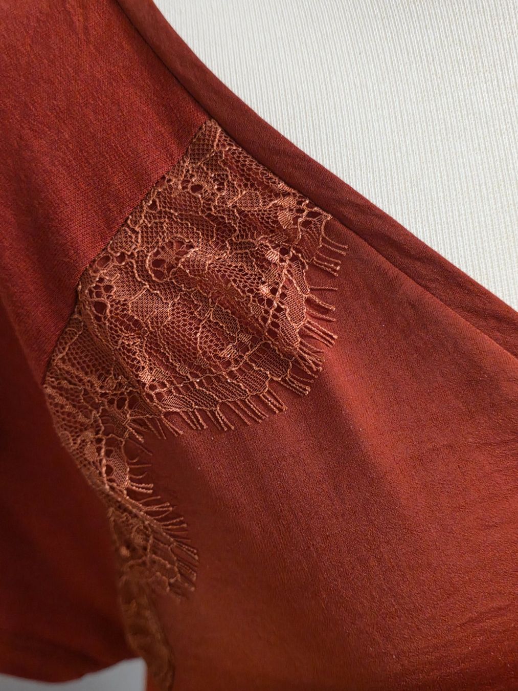 Tops: Rote Bluse mit Spitze, Gr. L – D'occasion à Neerach par Basile1 1
