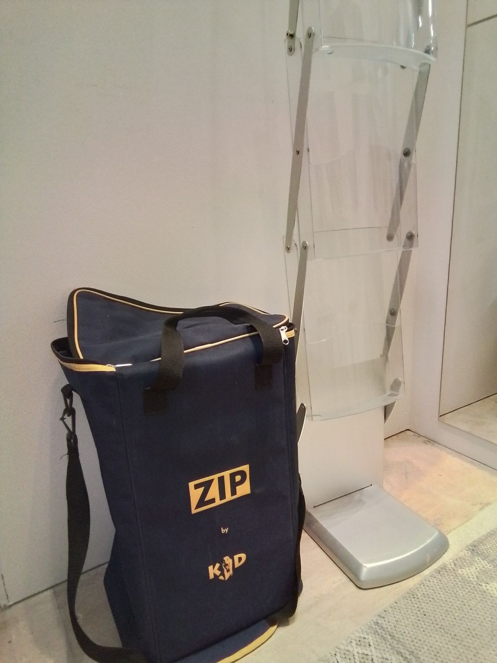 Sonstige Dekorationen & Accessoires: ZIP Displays Prospekthalter zusammenklappbar – Gebraucht aus Zofingen von Loop_ReSale 1
