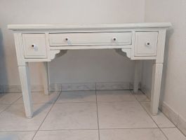 Schreibtisch mit Schubladen und Klappe. Als Deko oder Arbeit