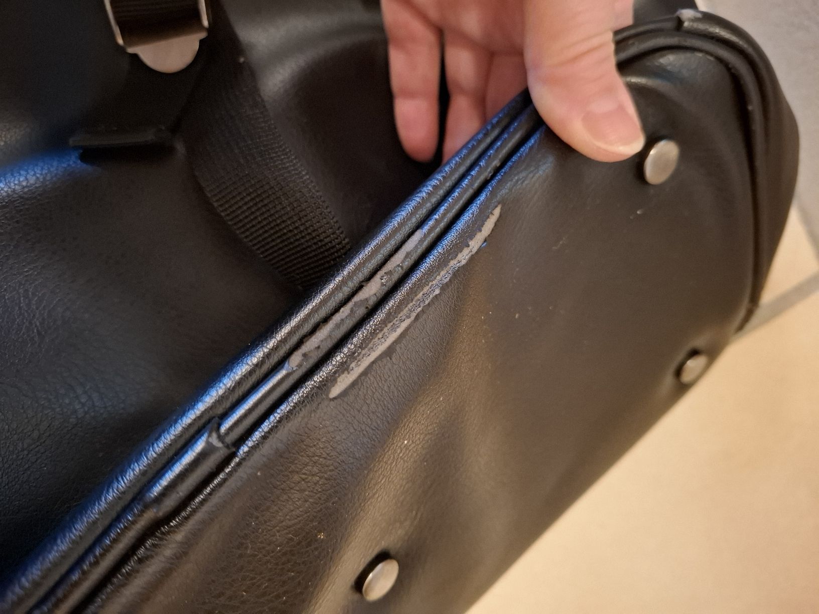 Rucksäcke: Schwarzer Wickelrucksack, Kunstleder, geräumig! – Gebraucht aus Lütisburg von amerika123 5