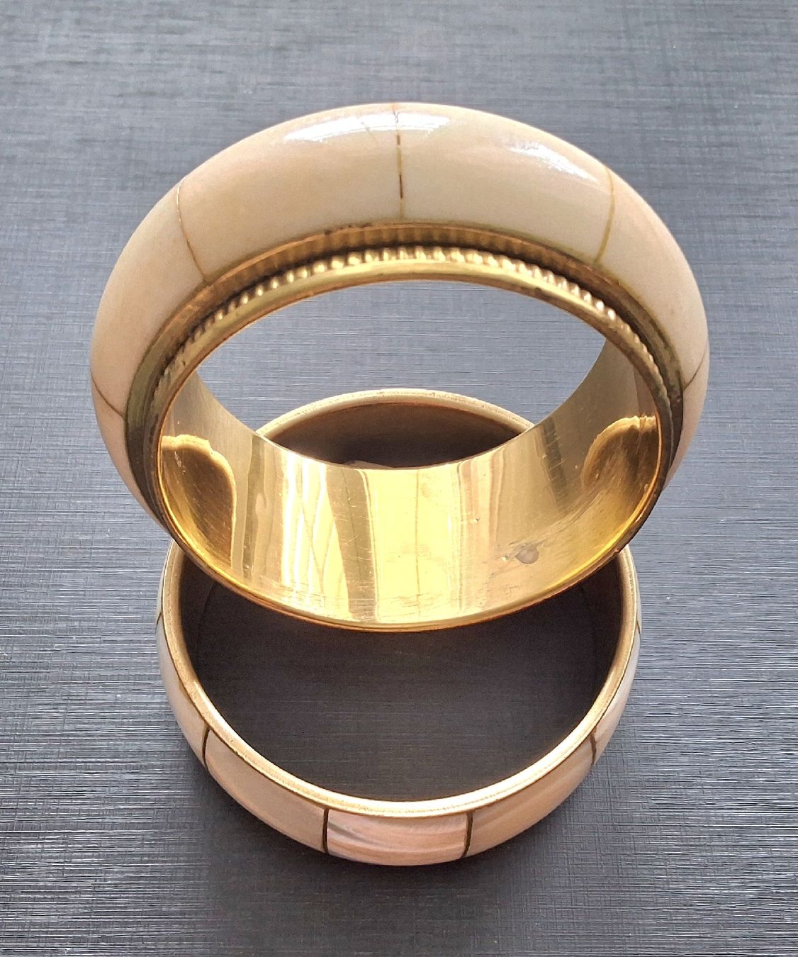 Armbänder & -reifen: 2 Armreife (massive Form) – Gebraucht aus Oftringen von Waltereg 3